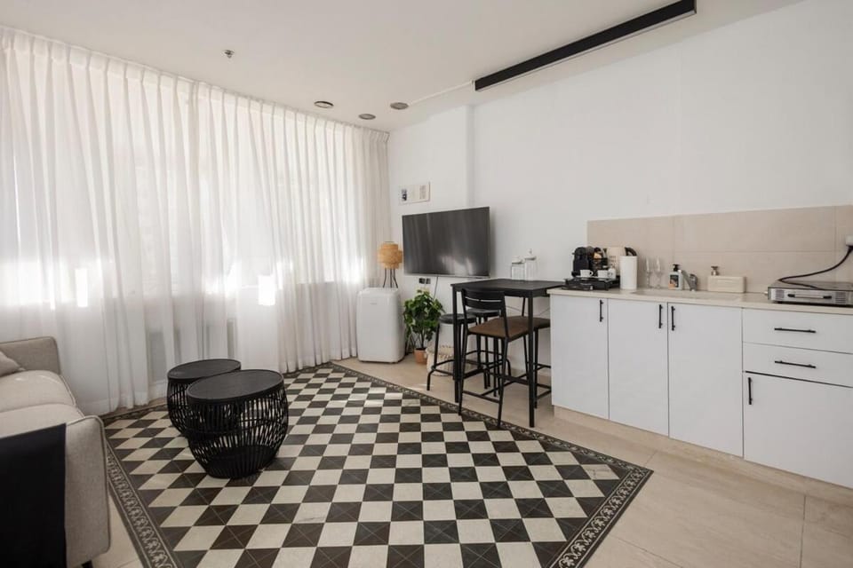TV and multimedia, Kitchen or kitchenette, Dining area, stove
