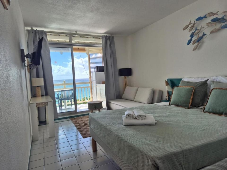 Bed, TV and multimedia, Bedroom, Sea view, towels