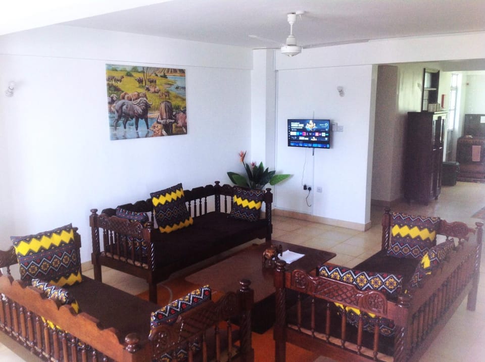 TV and multimedia, Living room, Seating area, Evening entertainment