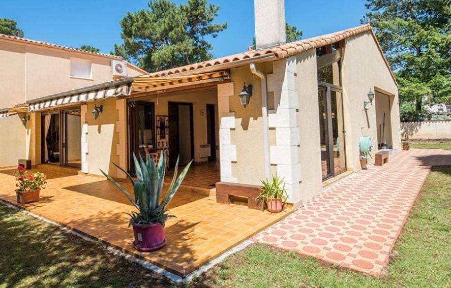 Villa avec piscine intérieur chauffée et parc privé au bord de mer à 3 minutes Villa in Nouvelle-Aquitaine