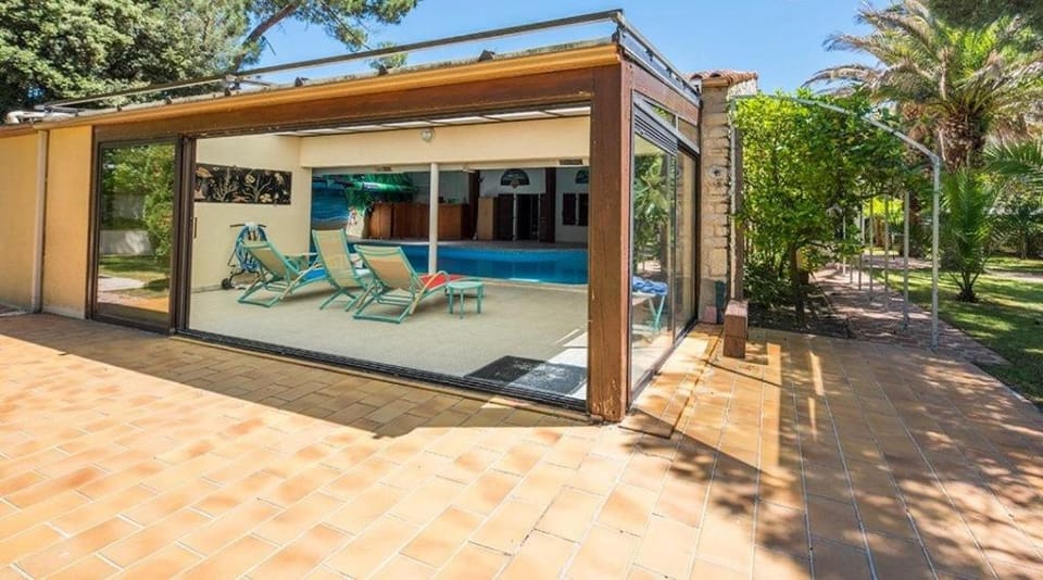 Villa avec piscine intérieur chauffée et parc privé au bord de mer à 3 minutes Villa in Nouvelle-Aquitaine