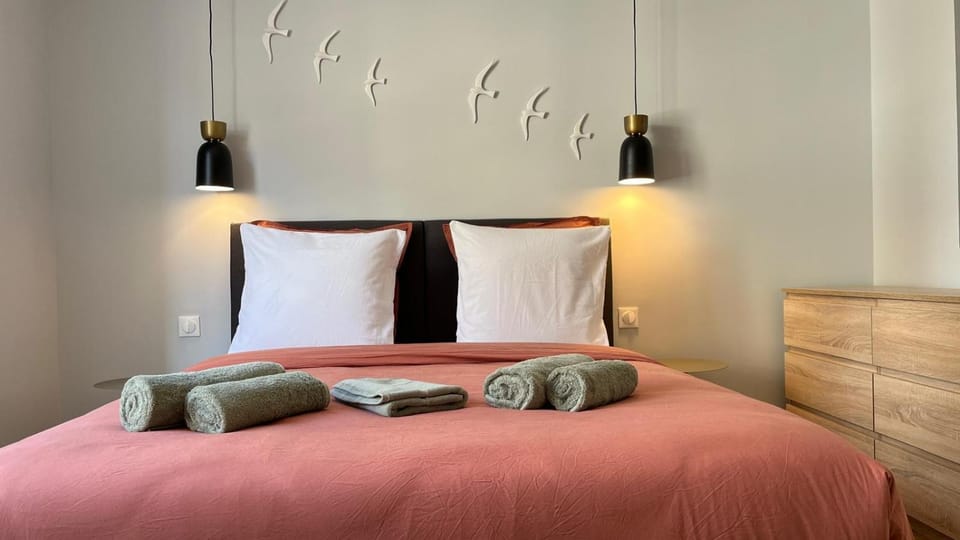 Bed, Photo of the whole room, Bedroom, towels