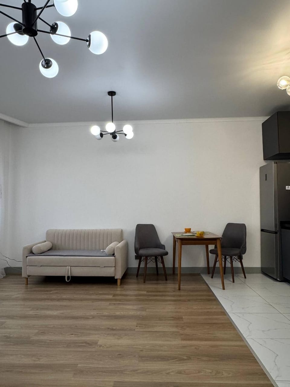 Kitchen or kitchenette, Living room, Seating area, Dining area