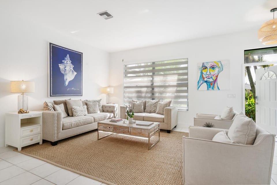 Three-Bedroom House - Best area-Heated Pool-Spa and Sauna Close to Beaches House in Lantana