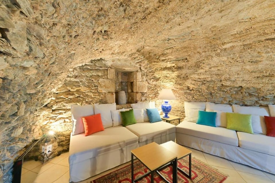 Gîte de Prestige dans un Fort, Jacuzzi, 8 pers Villa in Auvergne-Rhône-Alpes