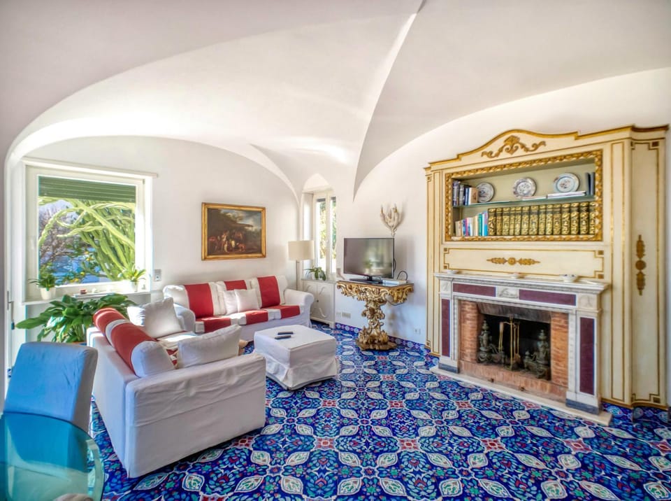 Communal lounge/ TV room, TV and multimedia, Living room, Seating area, fireplace