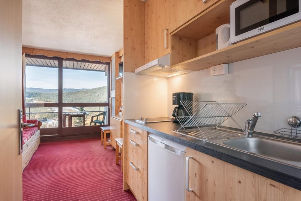 Property building, Kitchen or kitchenette, Living room