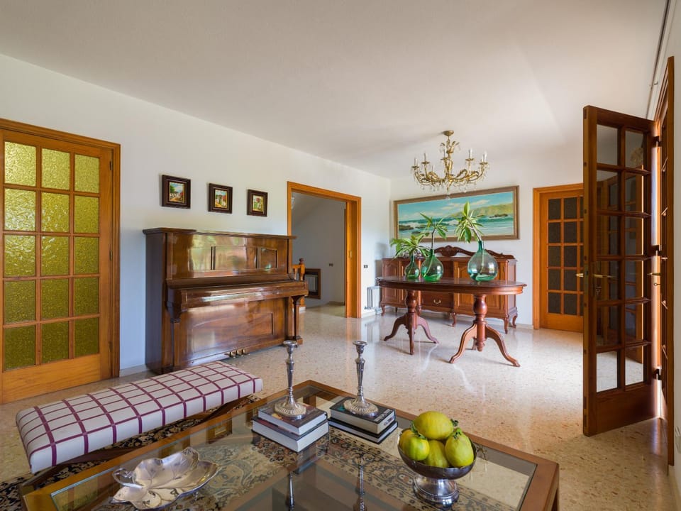 Communal lounge/ TV room, TV and multimedia, Living room, Seating area, Dining area