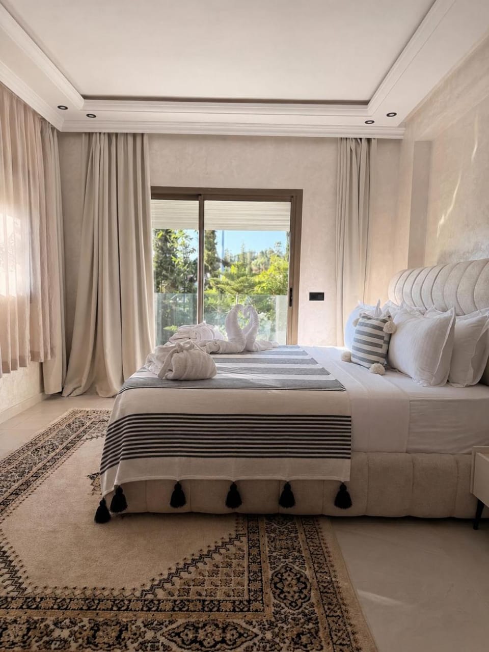 Bed, Photo of the whole room, Bedroom, Garden view