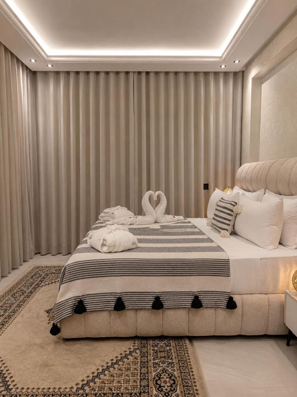 Bed, Bedroom, towels