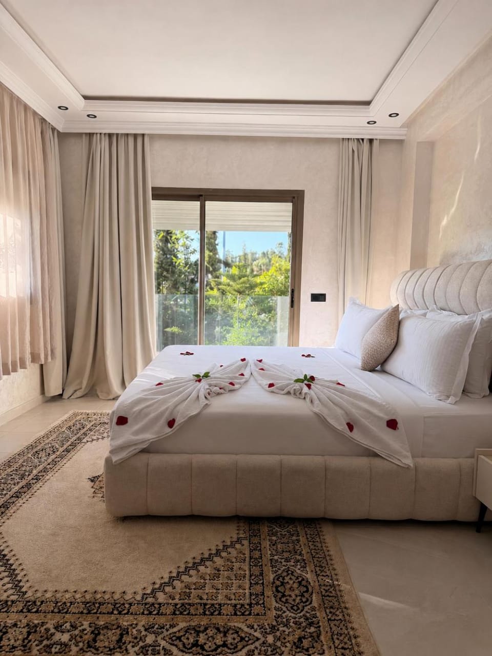Bed, Photo of the whole room, Bedroom, Garden view