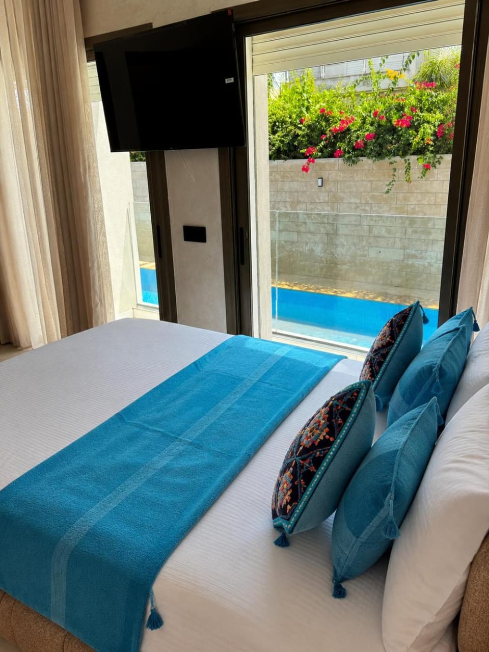 Bed, TV and multimedia, Bedroom, Pool view