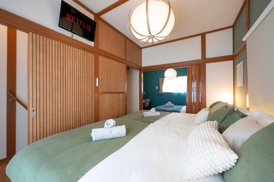 Bed, TV and multimedia, Bedroom, towels