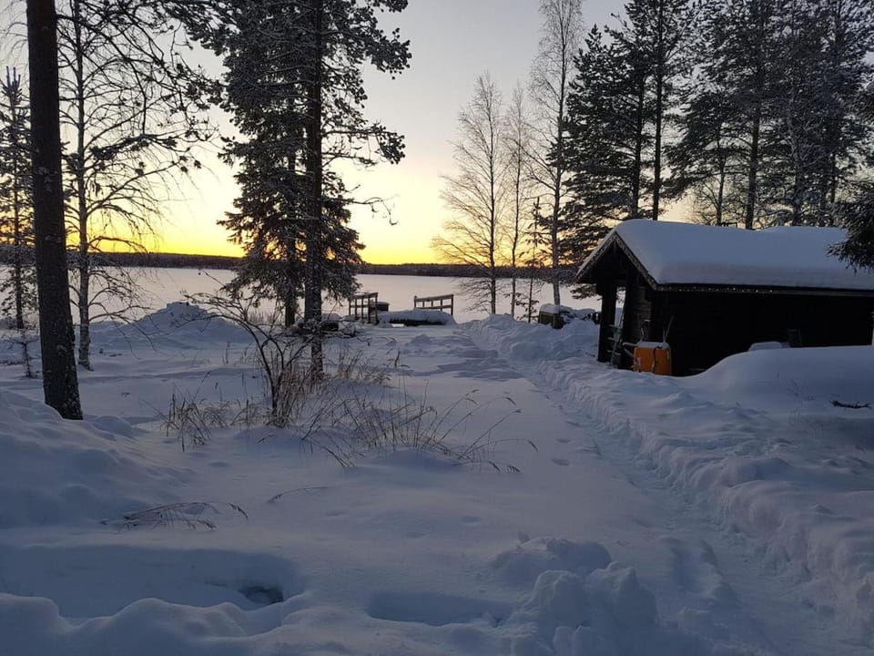 A cozy cottage by an amazing lake House in Lapland