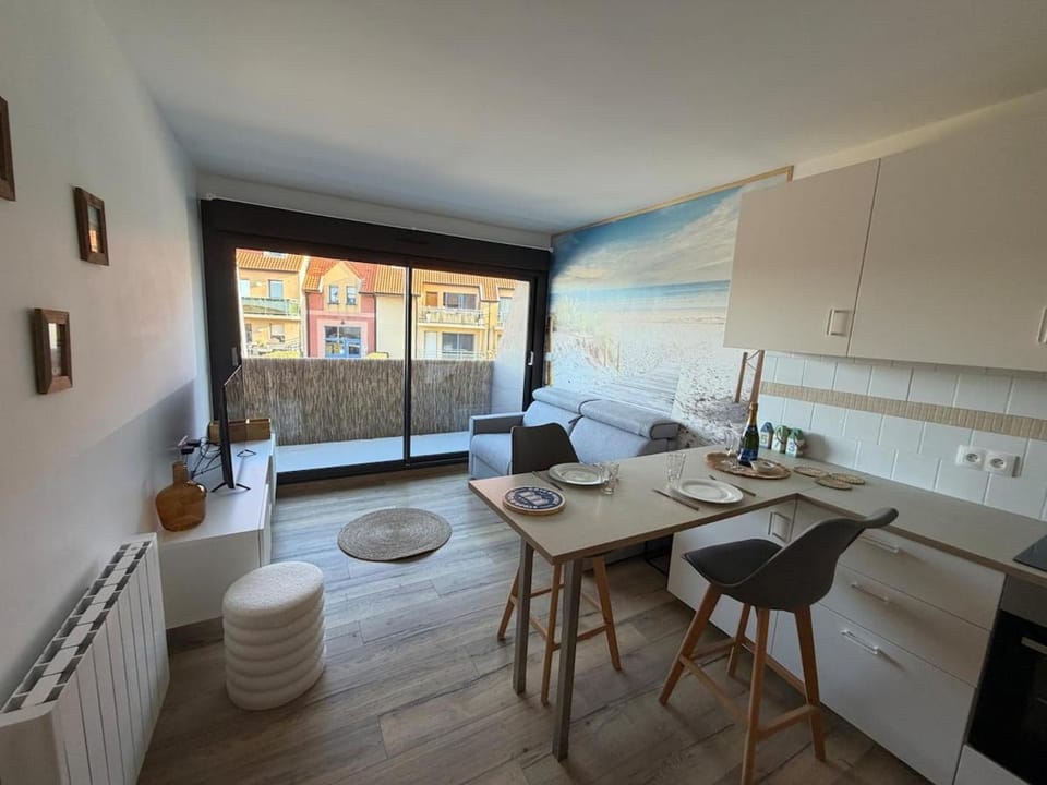 Kitchen or kitchenette, Living room, Seating area, Dining area