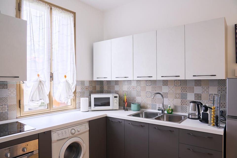 Coffee/tea facilities, dishwasher, oven, washing machine, dryer