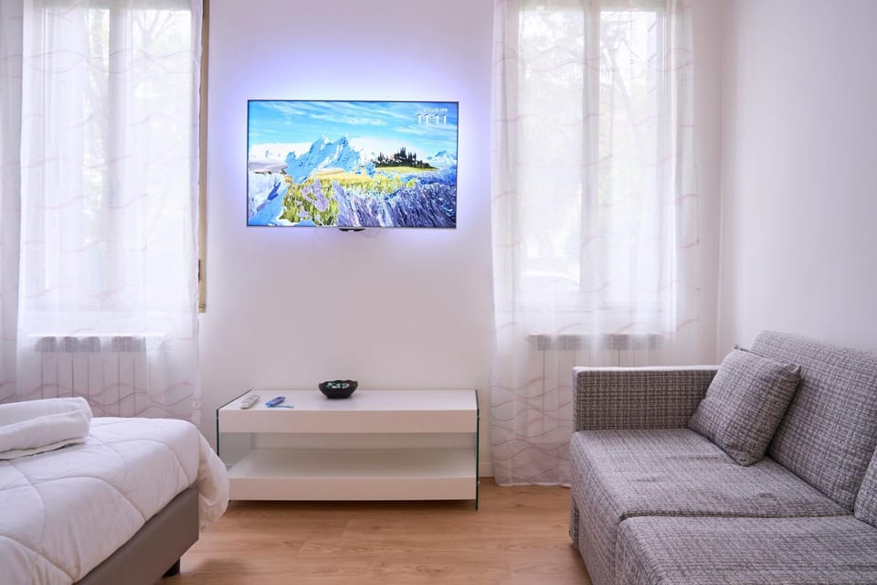 Bed, TV and multimedia, Bedroom