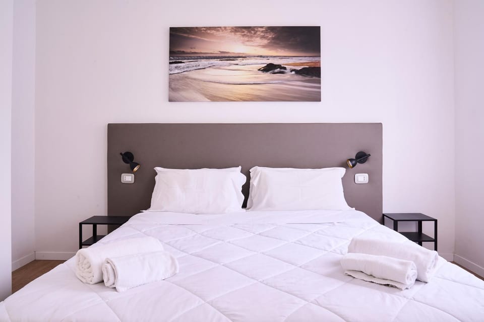 Bed, Photo of the whole room, Bedroom, towels