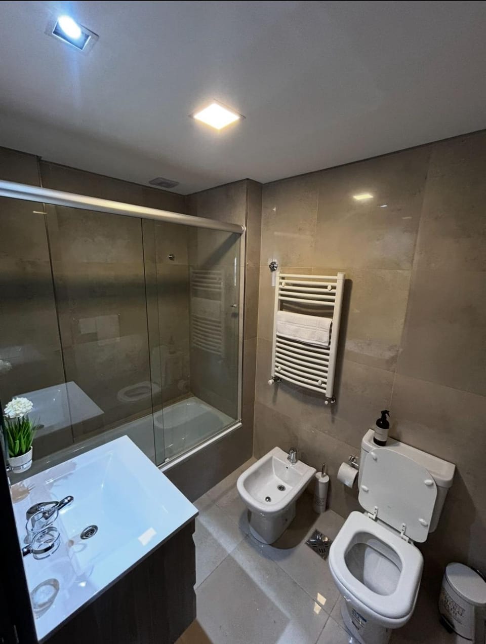 Shower, Toilet, Bathroom, bidet, towels