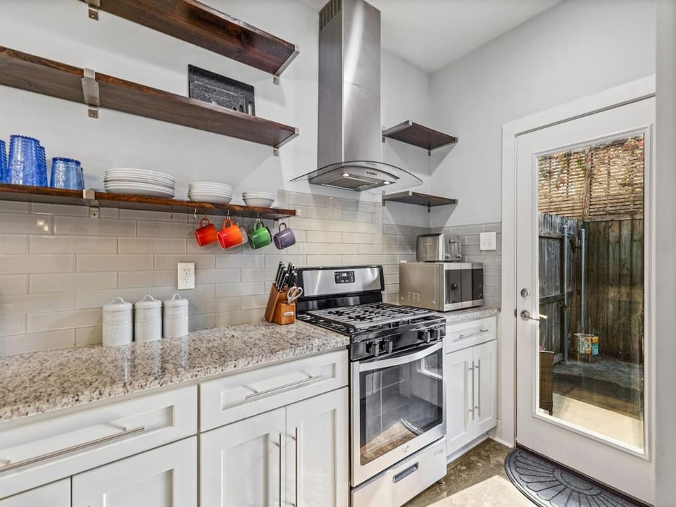 Cozy 3 Bedroom Townhome, Central located with a Garage Apartment in Broussard