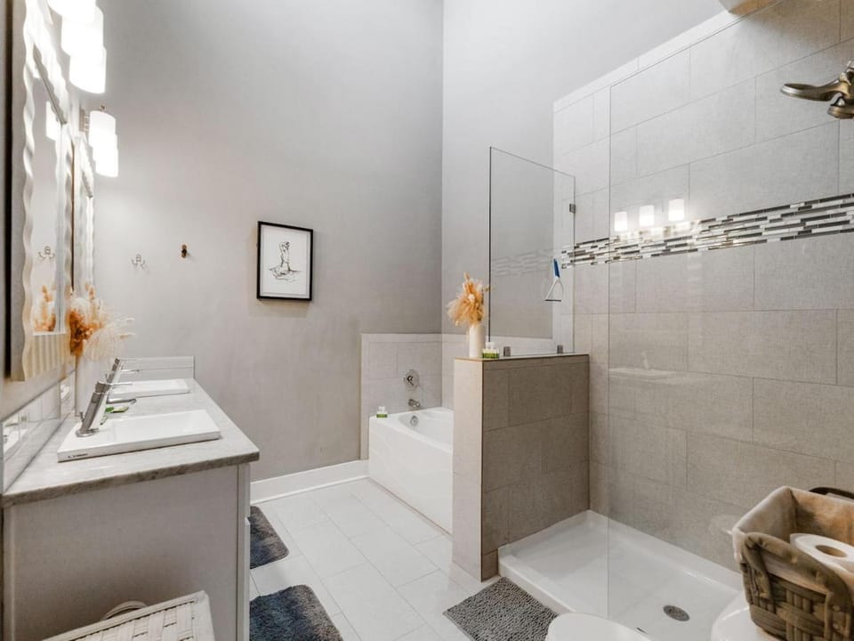Cozy 3 Bedroom Townhome, Central located with a Garage Apartment in Broussard