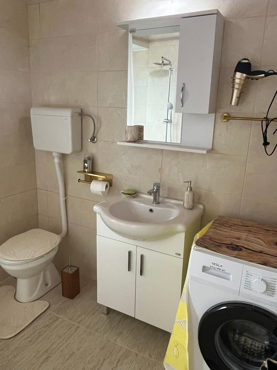 Shower, Toilet, Bathroom, towels
