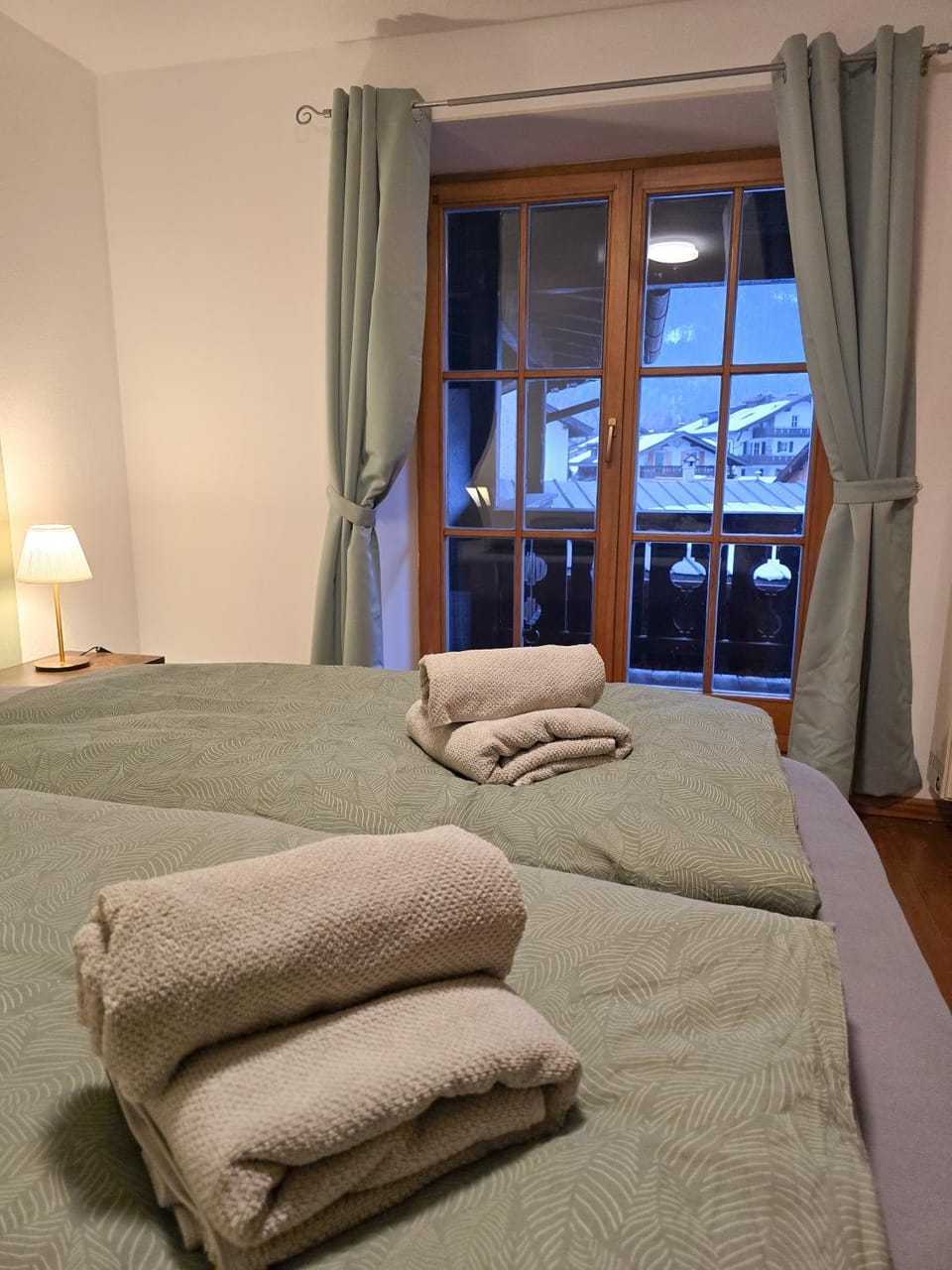 Bed, Photo of the whole room, Bedroom, Mountain view, towels