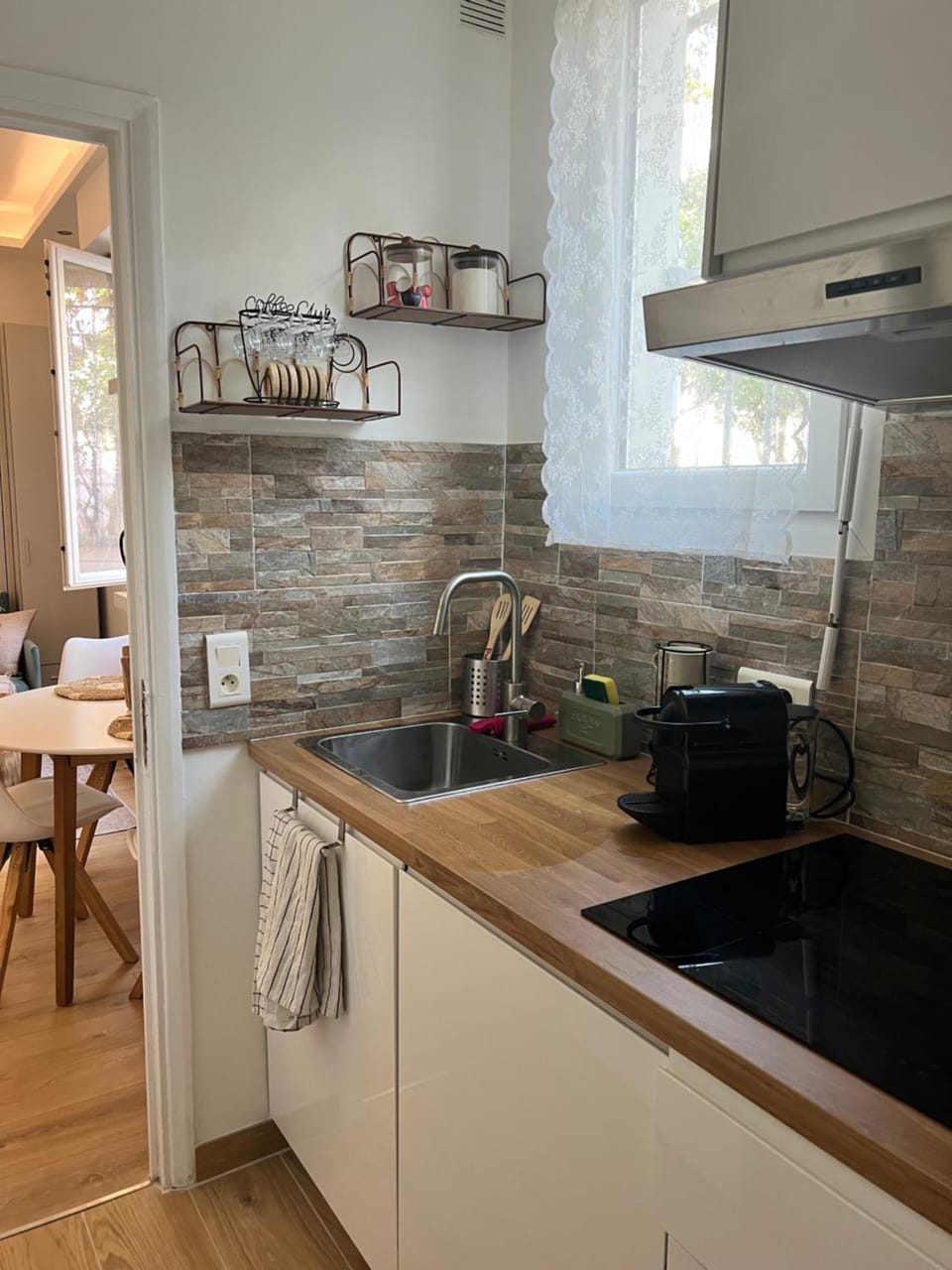 Coffee/tea facilities, Kitchen or kitchenette, stove
