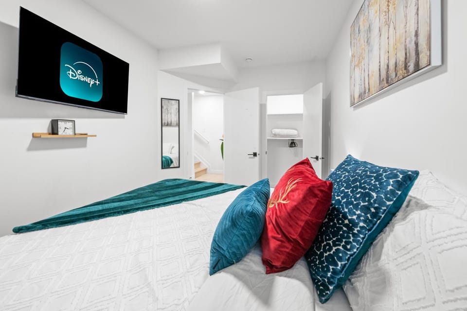 Bed, TV and multimedia, Entertainment
