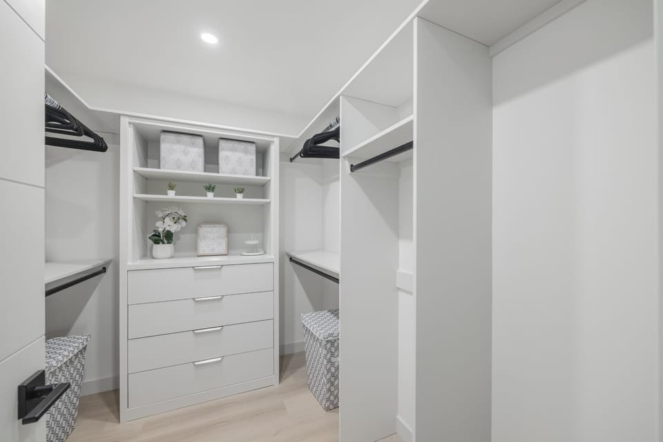 Board Games, King Bed, Cocoa Bar, & Firewood! House in Calgary