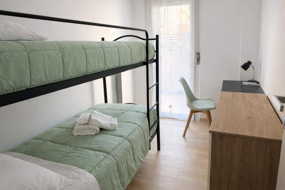 Bedroom, bunk bed