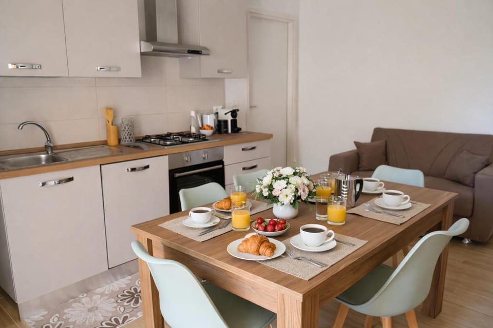 Kitchen or kitchenette, Dining area