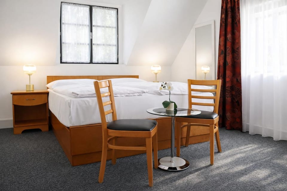 Bed, Photo of the whole room, Seating area