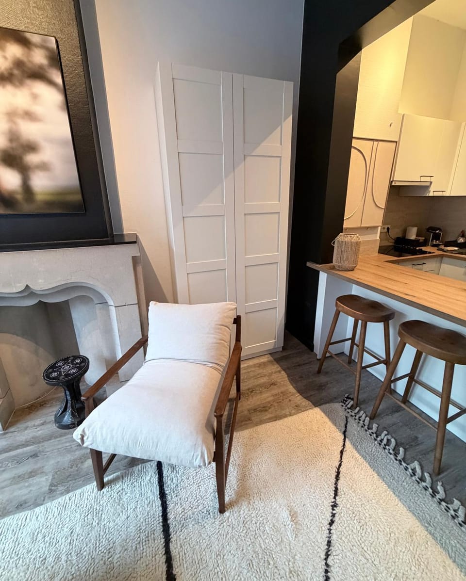 Kitchen or kitchenette, Living room, Seating area, Dining area