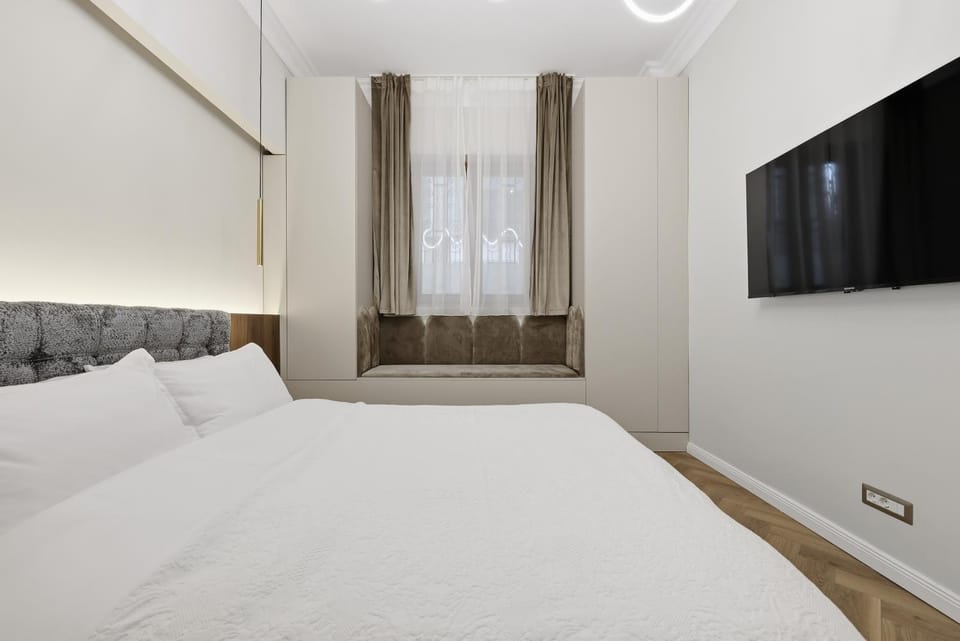 Bed, TV and multimedia, Bedroom, wardrobe
