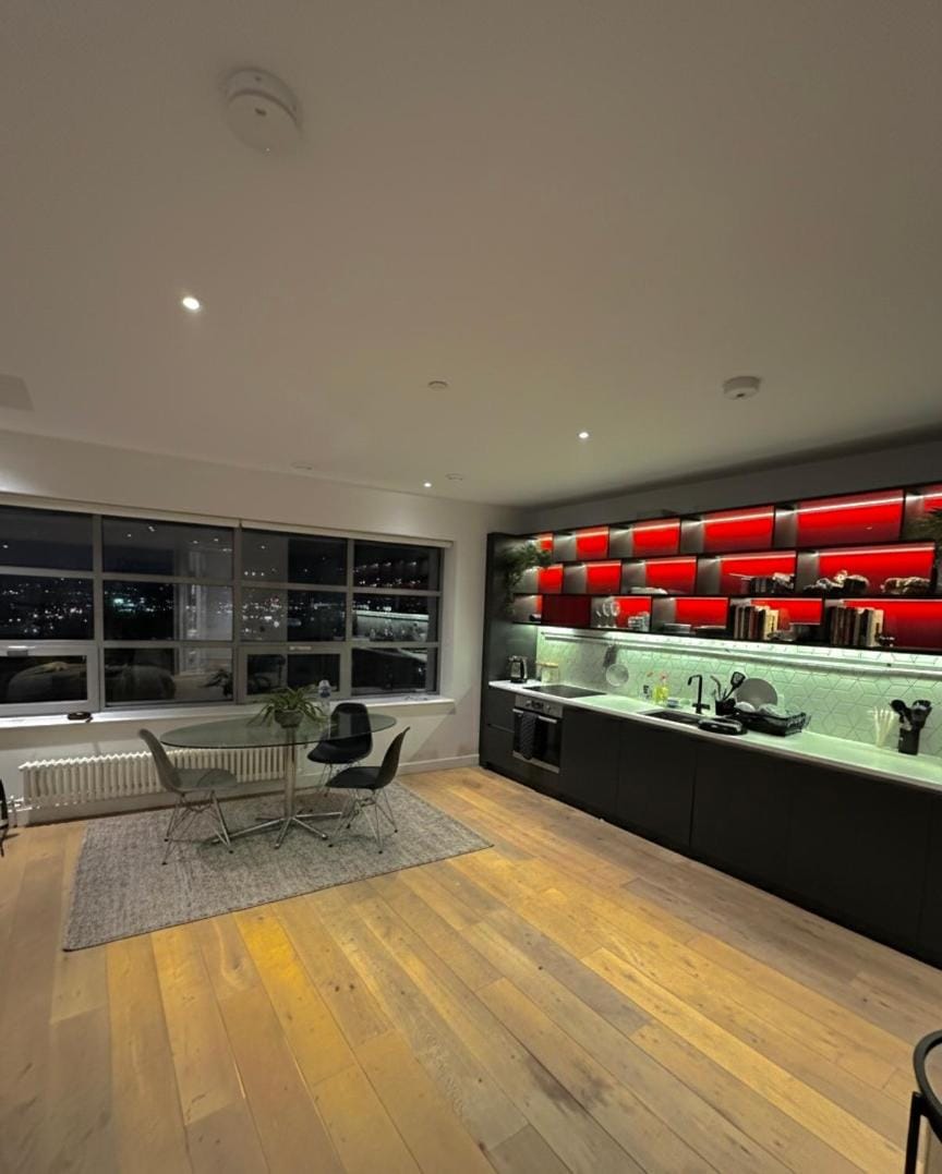Lux 2 Bed Flat, balcony Canary Whalf Apartment in London