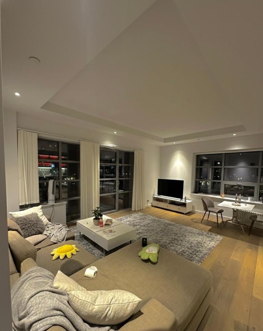 Lux 2 Bed Flat, balcony Canary Whalf Apartment in London