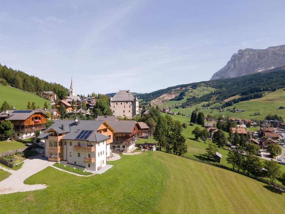 Property building, Nearby landmark, Natural landscape, View (from property/room), Landmark view, Mountain view
