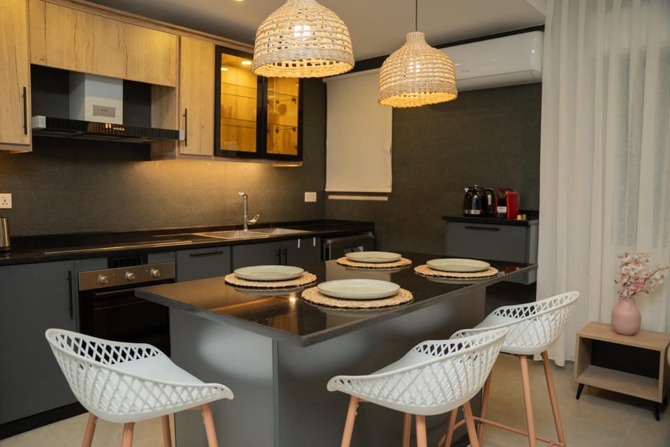 Kitchen or kitchenette, Seating area, Dining area