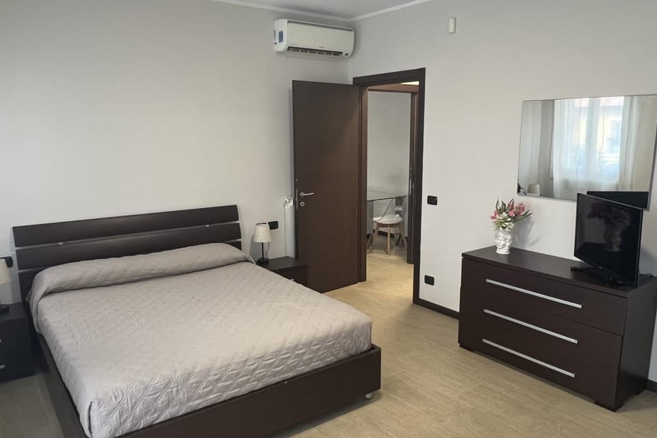 TV and multimedia, Photo of the whole room, Bedroom, air conditioner