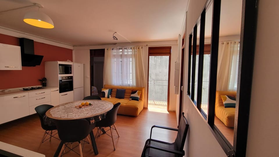 Living room, Dining area, Communal kitchen, oven, stove