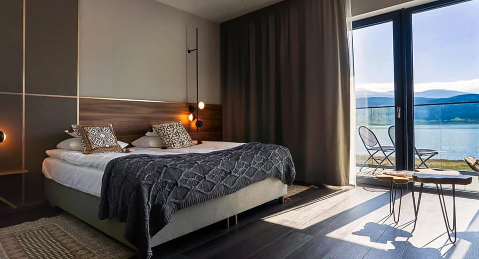 Photo of the whole room, Lake view, Mountain view