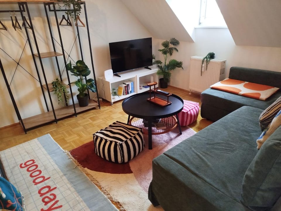 Communal lounge/ TV room, Bed, Evening entertainment
