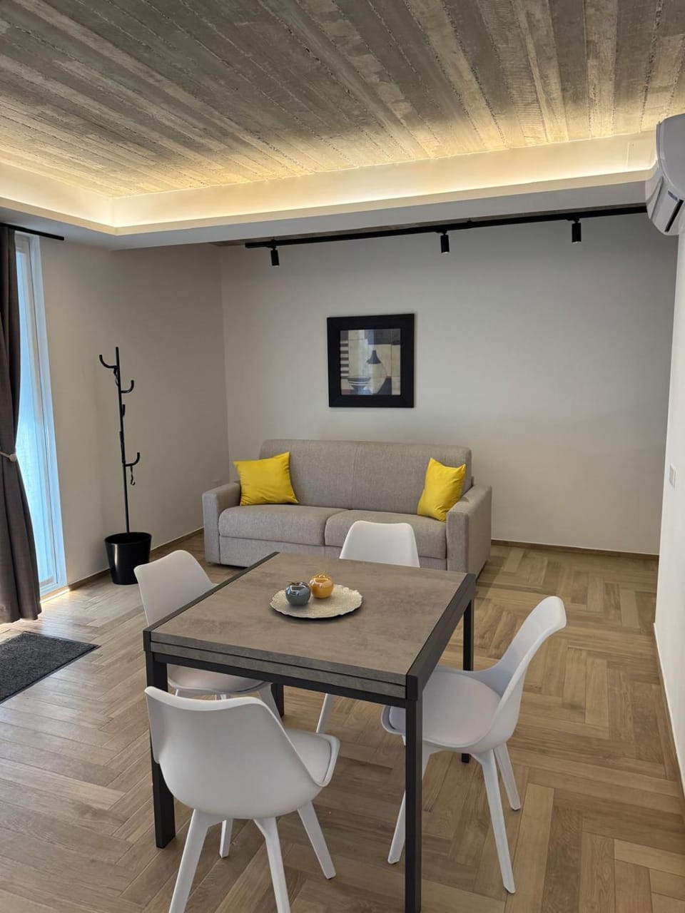 Seating area, Dining area