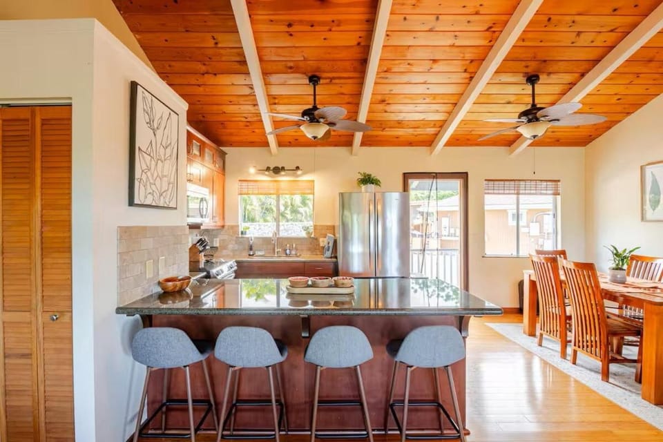 Vacation Home In Kailua Kona-Aloha Breeze House in Holualoa