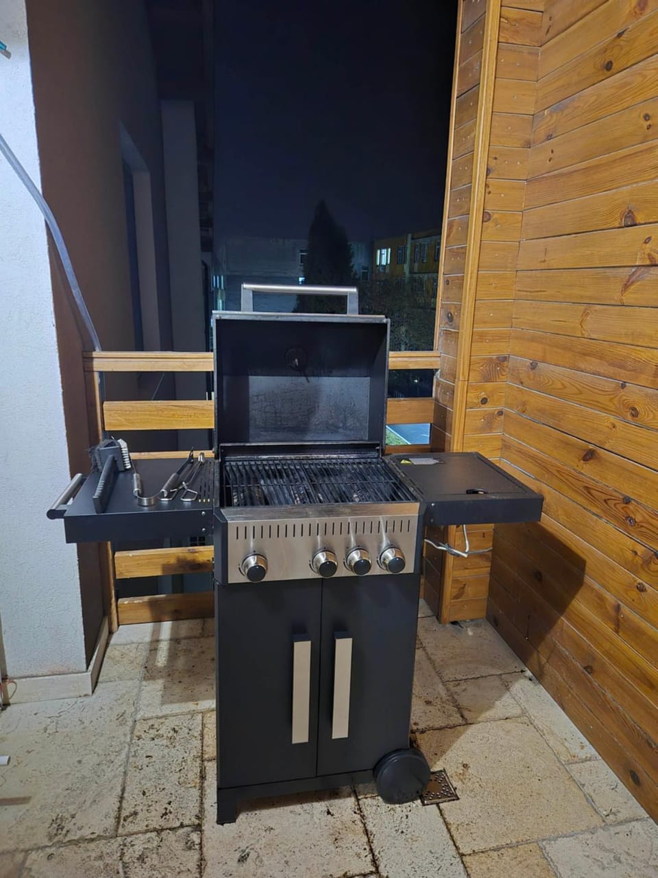 Carol Residence Penthouse -outside jacuzzi and barbeque- 10 min to the Christmas Market Apartment in Craiova