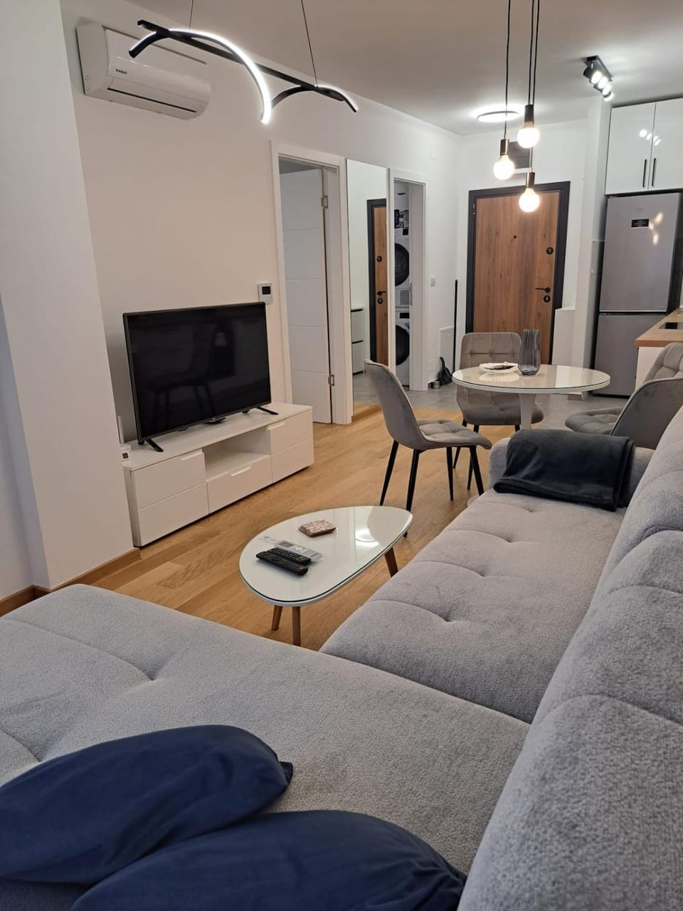 TV and multimedia, Living room, Seating area, Evening entertainment