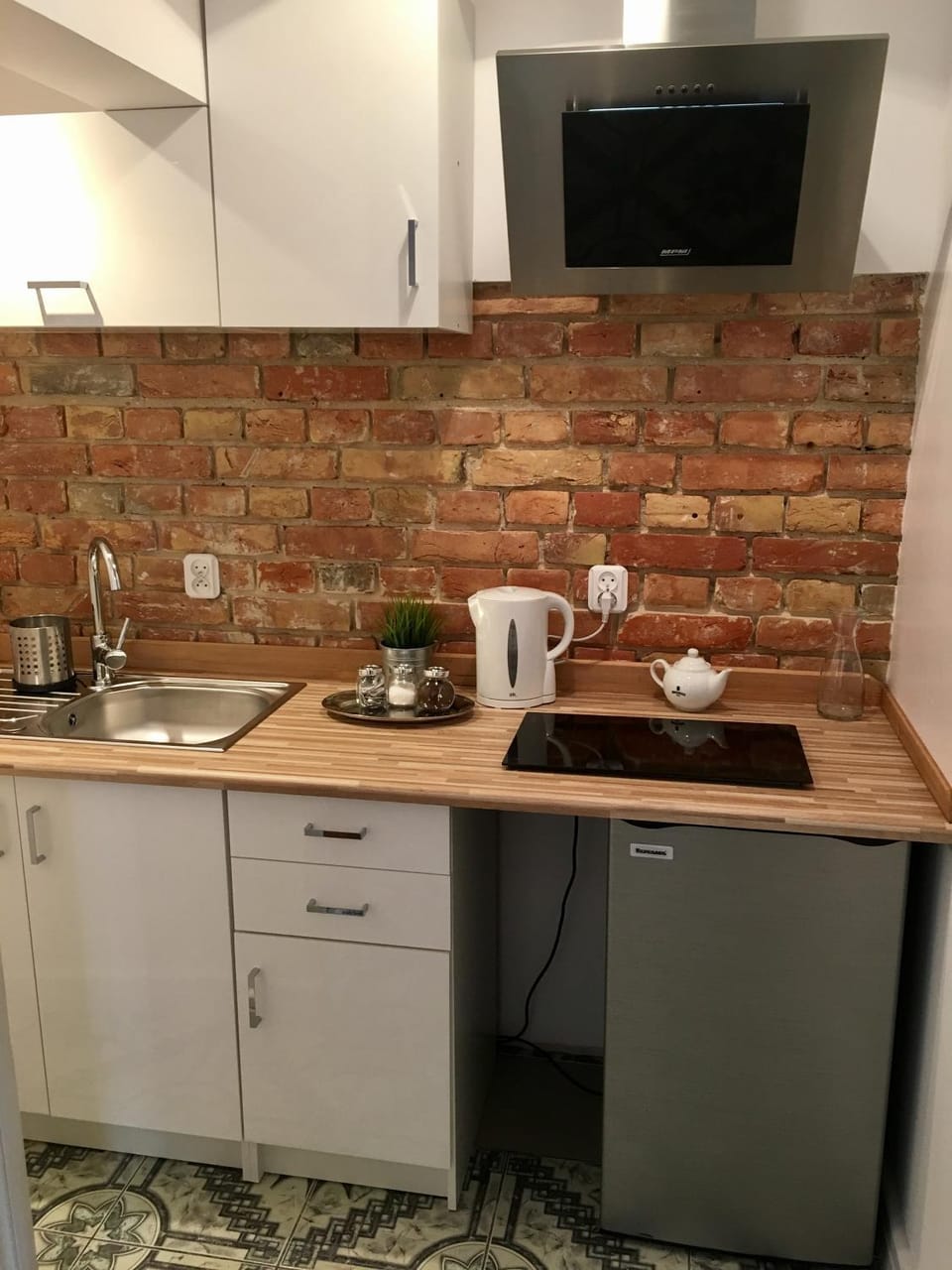 Coffee/tea facilities, Kitchen or kitchenette, stove