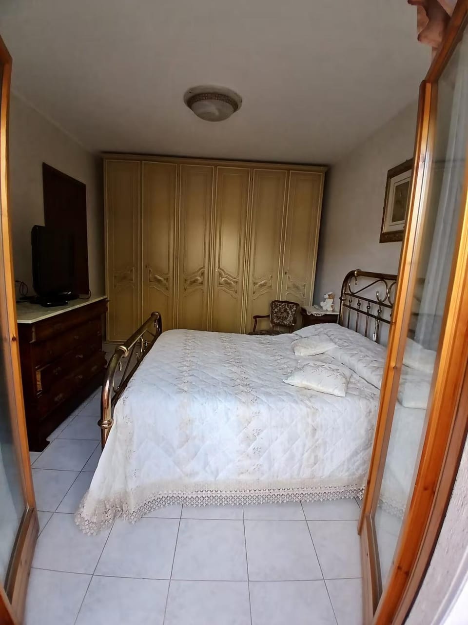 Bed, TV and multimedia, Photo of the whole room, Bedroom