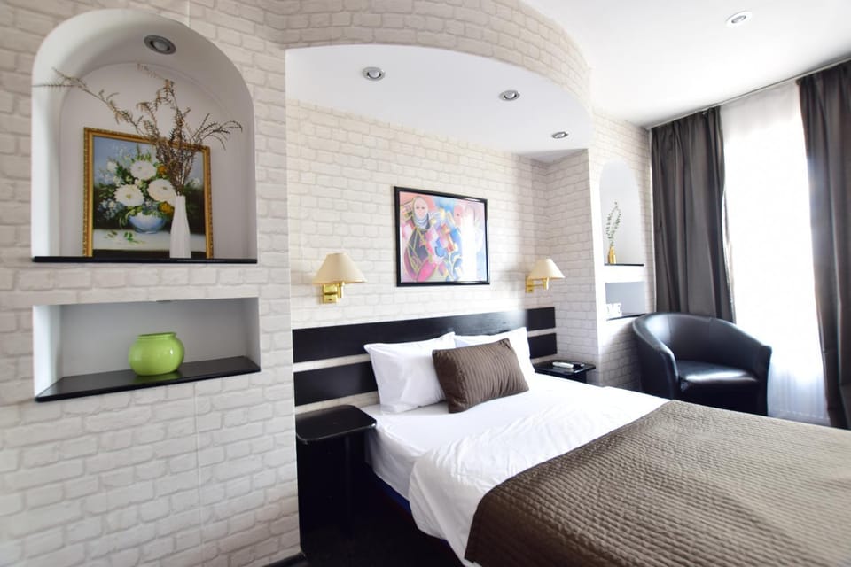 Bed, Living room, Photo of the whole room, Bedroom
